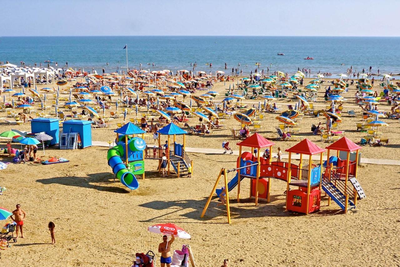Hotel Adriatico Bibione Bagian luar foto